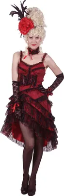 Frau im roten Western- und Burlesque-Kleid mit schwarzen Spitzenvolants. Sie trägt eine blonde Hochsteckfrisur mit rotem Feder-Kopfschmuck, schwarze Spitzenhandschuhe und schwarze Strumpfhose.
