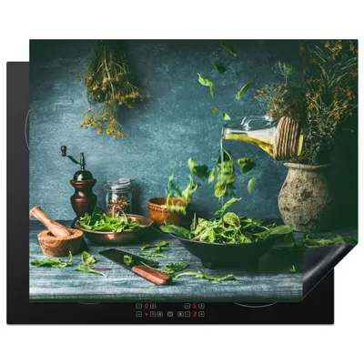 Produktbild von KitchenYeah© Herdabdeckplatte Grüner Salat mit Olivenöl auf dem Küchentisch , 65x52cm, Küche Deko, Glaskeramikkochfeld Herdabdeckung, Abdeckplatte fùr Kochfeld