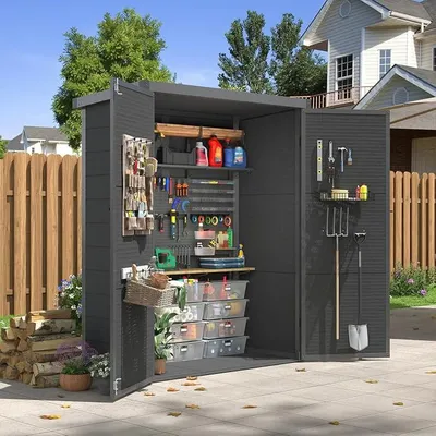 Imagen del producto de Caseta de jardín de 135x70x170 cm, armario para jardín resistente a la intemperie, con techo a dos aguas y puerta con cerradura. Ideal para guardar herramientas en el jardín, terraza o garaje. Color: