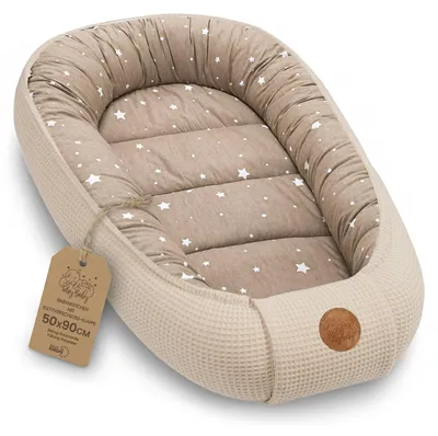 Zdjęcie produktu dla Gniazdko niemowlęce newborn nest baby 90x50 cm - kokon ręcznie robiony dwustronny wafel bawełniany z gniazdkiem niemowlęcym beżowy z białymi gwiazdkami beżowy z białymi gwiazdkami 90 x 50 cm
