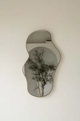 Produktbild von Asymmetrischer Wandspiegel mit goldfarbenem Rahmen, 60 cm