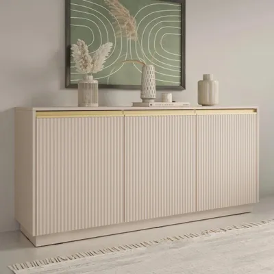 Obrázek produktu pro Komoda Loren 154 cm z kašmíru s drážkovanými čely a úchytkami ve zlaté barvě