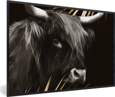 Produktbild von MuchoWow® Gerahmtes Poster Schottischer Highlander - Gold - Schwarz - Weiß 90x60 cm - Poster mit Schwarzem Bilderrahmen Wandposter Rahmen Foto Bilder - Fotorahmen - Foto-Plakat