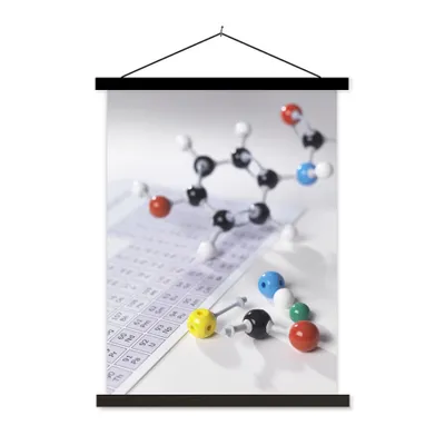Produktbild von MuchoWow® Textilposter Molekülmodell neben Periodensystem 40x53 cm mit schwarzem Rahmen - Abbildung