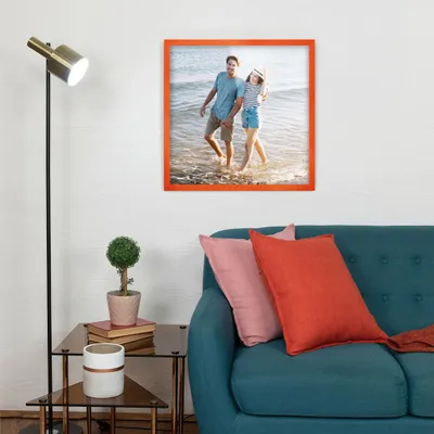 Produktbild von MG Design Bilderrahmen 40 x 40 cm - Posterrahmen mit Orange Holzrahmen (Echtholz) und bruchsicherem Acrylglas, Hoch & Quer mit stabiler Wandaufhängung