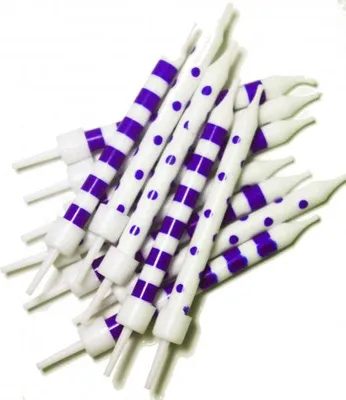Produktbild von 12 kleine Kuchenkerzen Violett Weiß mit Pünktchen und Streifen, 7,5 cm hoch, inkl. Halter