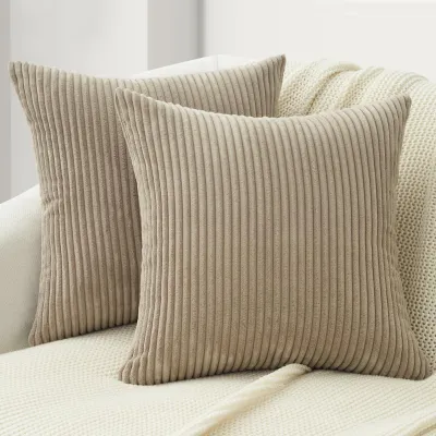 Produktbild von Set mit 2 taupefarbenen Cord-Kissenbezügen (45 x 45 cm). Weiche, dekorative und moderne Kissenbezüge für Sofakissen. Boho-Dekoration für Sofa, Schlafzimmer, Wohnzimmer und Balkon.