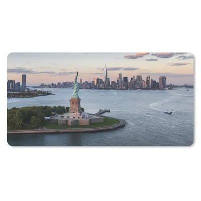 Produktbild von MuchoWow® Schreibtischunterlage New York - Freiheitsstatue - Skyline 80x40 cm - XXL Mauspad - Gaming Mauspad