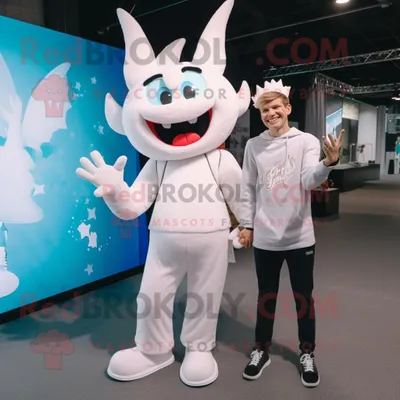 Imagen del producto de Personaje REDBROKOLY de traje de mascota de White Tooth Fairy vestido con una sudadera y tirantes