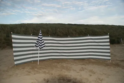Produktbild von Strandwindschutz 7 m Grau (mit grünem Farbton)/Weiß Polyacryl-Windschutz – 7 m Camping-Windschutz