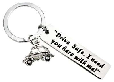 Imagen del producto de Llavero con el mensaje "Conduce con cuidado" y un colgante con forma de coche, hecho de metal, para llaves de coche