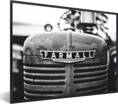 Produktbild von MuchoWow® Gerahmtes Poster Traktor - Schwarz - Weiß 80x60 cm - Poster mit Schwarzem Bilderrahmen Wandposter Rahmen Foto Bilder - Schwarzem - Mit Gestell