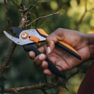 Produktbild von Fiskars Solid Amboss-Gartenschere P371
