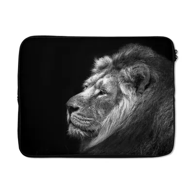 Produktbild von MuchoWow® Laptop Hülle 15 Zoll Löwe vor schwarzem Hintergrund in schwarz und weiß Laptoptasche - Laptoptasche - Sleeve - Rundum-Schutz