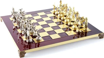Image de Élégant jeu d'échecs avec des pièces en métal et un plateau rouge