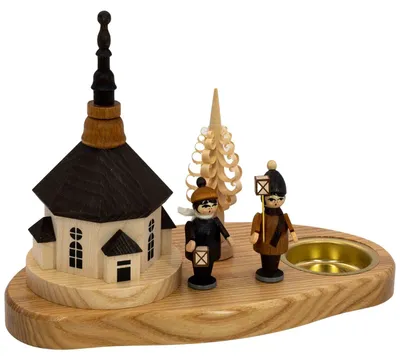 Ein kunstvoller Kerzenhalter zeigt eine kleine Kirche mit zwei Laternenkindern und einem dekorativen Baum auf einem hölzernen Sockel mit einer goldenen Kerzenhalterung