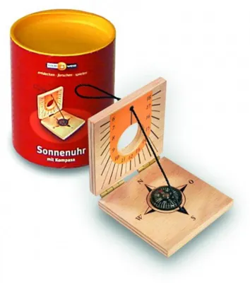 Produktbild von Sonnenuhr für Kinder aus Holz und Leder mit Kompass, zum Aufklappen, 60x60x20mm