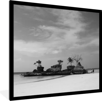 Produktbild von MuchoWow® MuchoWow® Gerahmtes Poster Klares blaues Wasser vor der Insel Boracay - schwarz und weiß 40x40 cm - Poster mit zchwarzem Bilderrahmen - Mit Rahmen - Wanddekoration Schlafzimmer
