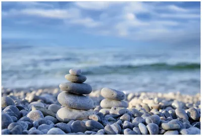 Produktbild von Wallario Premium Glasbild, freischwebende Optik, kräftige Farben, Größe 90 x 60 cm Motiv Steinstapel am Strand