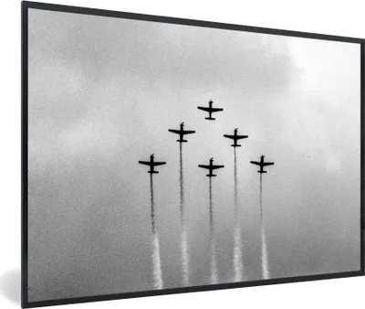 Produktbild von MuchoWow® Gerahmtes Poster Flugzeug - Himmel - Wolken - Schwarz und weiß 30x20 cm - Poster mit Schwarzem Bilderrahmen Wandposter Rahmen Foto Bilder - Kunstdruck - Bild-Poster
