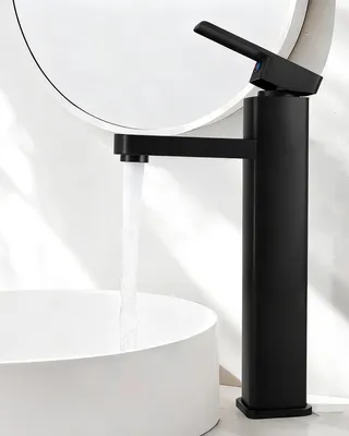 Image de Robinet de lavabo, modèle haut, de couleur noire, mitigeur à une seule levier avec une hauteur de bec de 200 mm