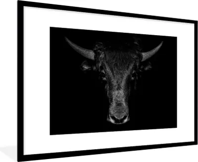Produktbild von MuchoWow® Gerahmtes Poster Taurus - Tiere - Schwarz - Weiß 90x60 cm - Poster mit Schwarzem Bilderrahmen Wandposter Rahmen Foto Bilder - Wanddekoration - Fotos