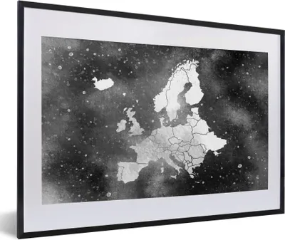 Produktbild von MuchoWow® Gerahmtes Poster Europa-Karte auf Galaxie Hintergrund in Aquarell - schwarz und weiß 60x40 cm - Poster mit Schwarzem Bilderrahmen Wandposter Rahmen Foto Bilder - Schlafzimmer - Plakat in Rahmen - Drucken
