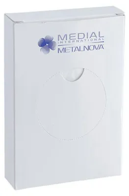 Eine weiße, hochformatige Spenderbox für Damenbindenbeutel aus Kunststoff. Im oberen Bereich ist das Logo von Medial Metalnova und mittig eine runde Entnahmeöffnung.