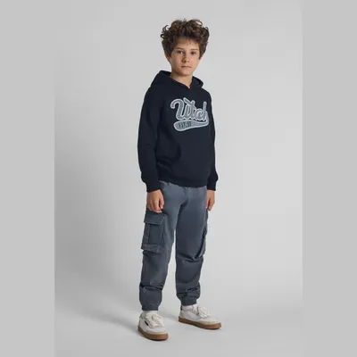Image de Pantalon cargo pour garçons, en coton, de couleur gris foncé. Pantalon cargo pour enfants avec ceinture élastique et cordon de serrage