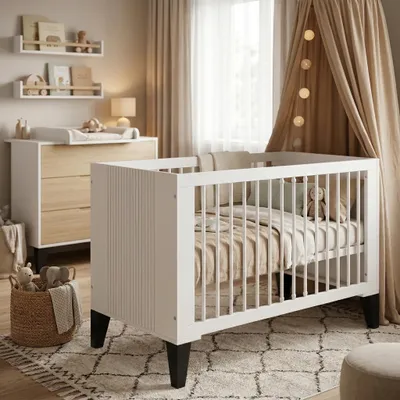 Produktbild von Modern Babybett 120x60 cm Wiess - Gemahlen Kinderbett Holz - höhenverstellbar, Gitterbett aus Massivholz, modernes Design, Babybett für Neugeborene und Kleinkinder (Weiß)