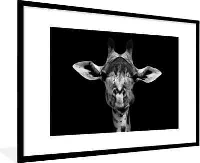 Produktbild von MuchoWow® Gerahmtes Poster Giraffe - Tiere - Porträt - Schwarz 90x60 cm - Poster mit Schwarzem Bilderrahmen Wandposter Rahmen Foto Bilder - Wanddekoration - Fotos