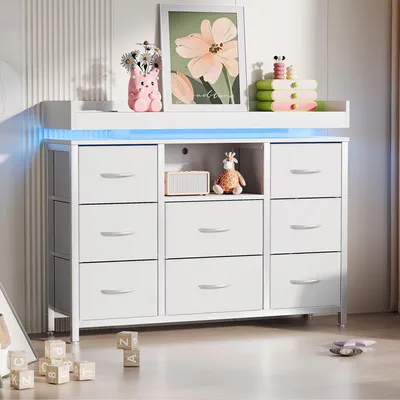 Obrázok produktu pre Komoda REMZETTA s 8 zásuvkami, 108 cm, LED komoda s 2 zásuvkami, USB portom a portom typu C, zásuvky potiahnuté látkou, kovový rám, biela, vhodná do spálne a obývačky