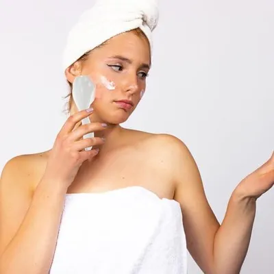 Produktbild von Silikon-Gesichtsreinigungsbürste mit langem Griff zur Make-up-Entfernung, Gesichtsmassage und zum Peeling für empfindliche Haut und die tägliche Anwendung