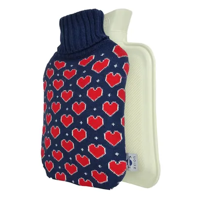 Image de axion® Bouillotte avec housse, tricot bleu foncé avec cœurs, 33 x 20 cm, env. 2 litres, 100 % caoutchouc naturel