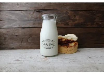 Obrázok produktu pre MILKHOUSE CANDLE Sticky Buns vonná sviečka MILKBOTTLE (227 g)