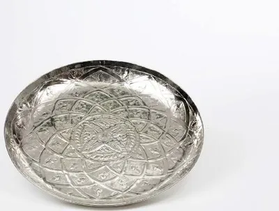 Produktbild von Tablett rund, verziert, Mittel Höhe 4,0 cm Durchmesser 45,0 cm Gewicht 0,65 KG Aluminium vernickelt