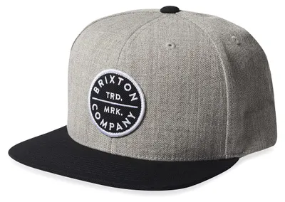 Imagen del producto de Gorra estilo "snapback" de la marca Brixton, diseño de perfil medio para hombre, ajustable y con visera plana y ancha