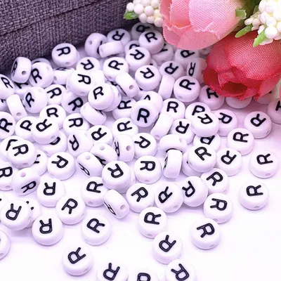 Produktbild von Buchstaben Perlen, 30 Stück, 4x7 mm, weiß mit schwarz, rund, Buchstabe R