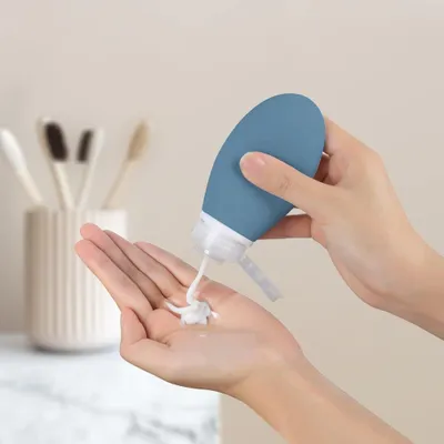 Produktbild von Silikon-Reisflaschen 100 ml, 4 Stück - Reisbehälter-Set mit Etui für Shampoo - Flüssigkeiten und Lotion - BPA-frei