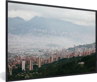 Produktbild von MuchoWow® MuchoWow® Gerahmtes Poster Nebel über der kolumbianischen Stadt Medellín in Südamerika 60x40 cm - Poster mit zchwarzem Bilderrahmen - Printing - Wanddeko Schlafzimmer