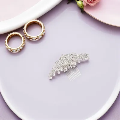 Produktbild von Silberfarbener Strasskamm aus einer Legierung für Damen, mit Strassdekoration als Haaraccessoire und Kopfschmuck für Partys und Hochzeiten