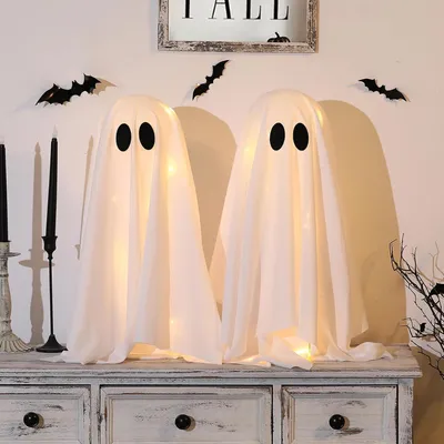 Produktbild von Einfacher DIY-Aufbau & Stabile Qualität: Diese Halloween Deko Leuchtend Geister im 2er-Set sind blitzschnell montiert und sorgen ohne Aufwand für eine perfekte Gruselstimmung. Die langlebigen Kunststoffköpfe (keine Ballons!Zwei Charmant-Gruselige Designs – Stoff oder Sherpa: Wählen Sie zwischen klassisch-spukhaftem Flatterstoff oder kuscheliger Sherpa-Optik mit niedlichem Kürbis-Detail! Beide Varianten der Ghosts Deko überzeugen mit ihrem einzigartigen Mix aus süßer Eleganz und sanftem Gruselfaktor – ideal
