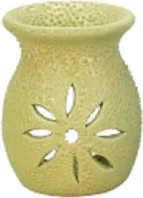 Eine hellgrüne Duftlampe mit bauchige Form, unebener Textur und einem durchbrochenen Blumenmuster.