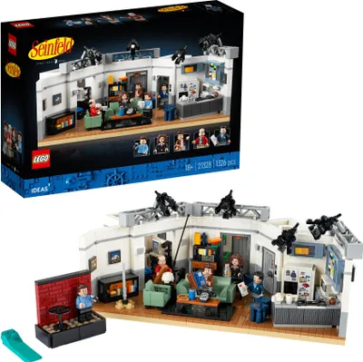 Produktbild von LEGO Ideas Seinfeld Bausatz 21328 für Erwachsene, mit Jerry Seinfeld Minifigur, baubarer Bühne und Festivus-Stange, 1326 Teile, 14 cm hoch, 33 cm lang, 18 cm breit