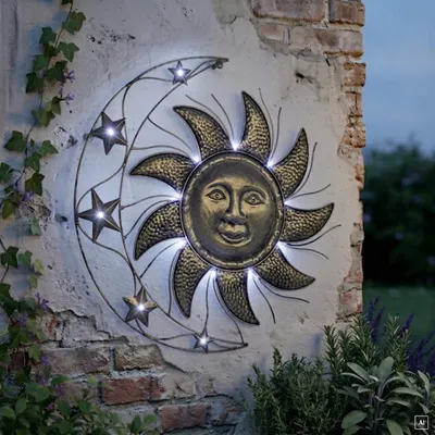 Produktbild von abc HOME Solar Wanddeko Sonne & Mond – XXL 52 cm – Beleuchtetes Metall-Wandobjekt mit Sternen und 14 kalt-weißen LEDs – Wetterfeste Gartendeko