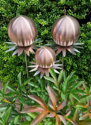 Produktbild von Blütenzauber Milano 3er Set Rosenkugel 15/15/10 cm Edelstahl golden rose matt gebürstet Gartenstecker Deko mit Stab 80 cm