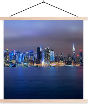 Produktbild von MuchoWow® Textilposter New York - Skyline - Nacht 60x60 cm mit holzfarbenen Rahmen - Wanddekoration