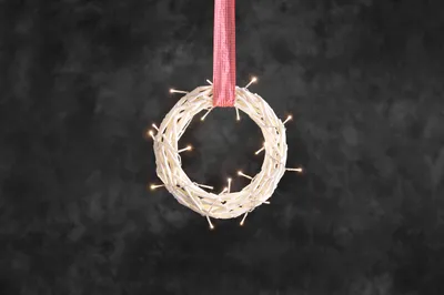 Produktbild von Konstsmide - LED Holzsilhouette "Kranz", weiß, mit rot-weißem Stoffband, 30 warm weiße Dioden, 24V Innentrafo, transparentes Kabel ; 6218-200