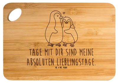 Produktbild von Mr. & Mrs. Panda Schneidebrett Pinguin umarmen - Transparent - Geschenk, Liebe, Frühstücksbrettchen, Brett, Hochzeitstag, Hackbrett, Hochzeit, Frühstücksbrett