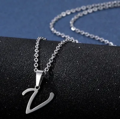 Produktbild von Elegante Alphabet Halskette V aus Edelstahl in Silber - Uni Schmuck KP20711